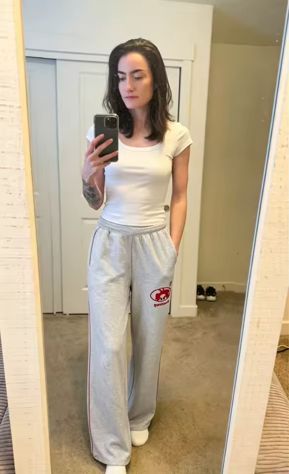 Laura, 24